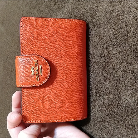 Coach Handbags - 🆕 COACH Medium Corner Zip Leather Wallet